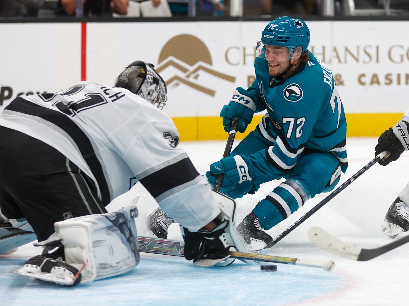 Late goals help Sharks beat L.A. Kings for second straight win