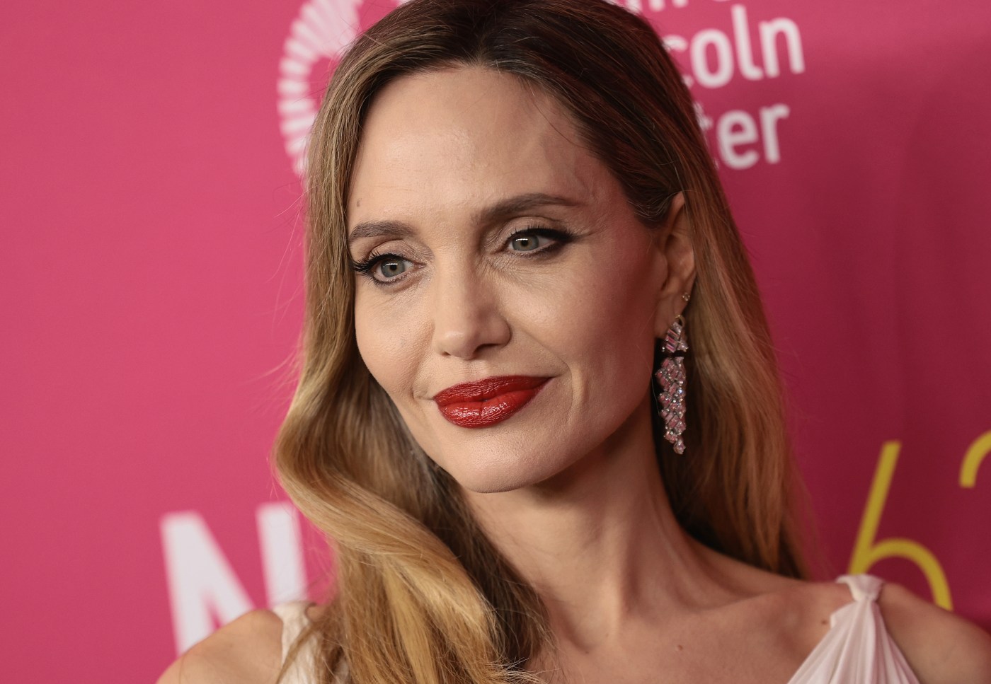 Angelina Jolie, campaigning for an Oscar, tries to end affair rumors