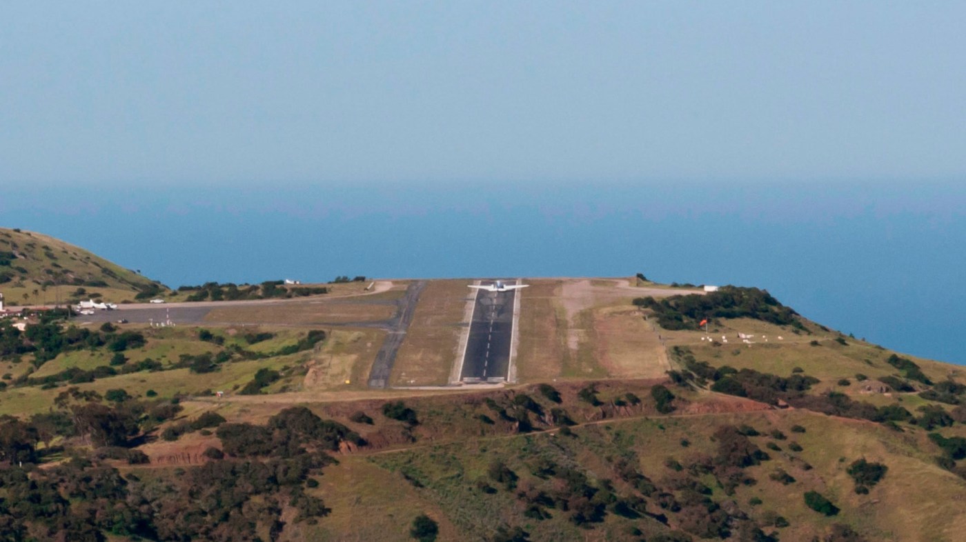 Darkness of Catalina Airport likely disoriented pilot before deadly plane crash, experts say