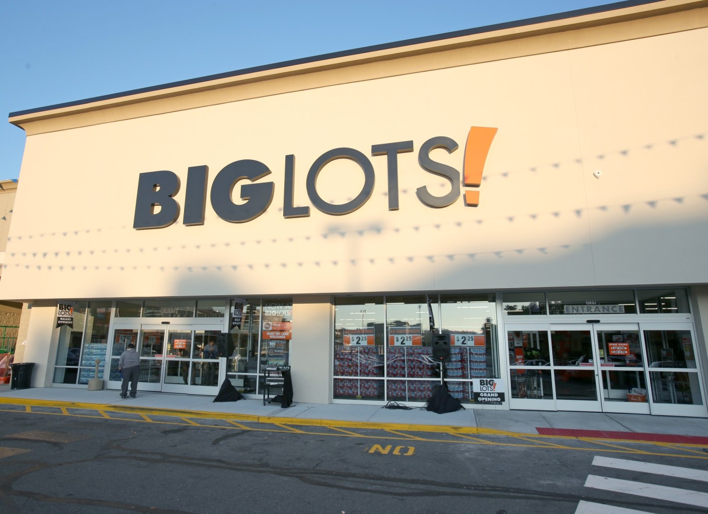 Big Lots reaches deal to keep hundreds of US stores open