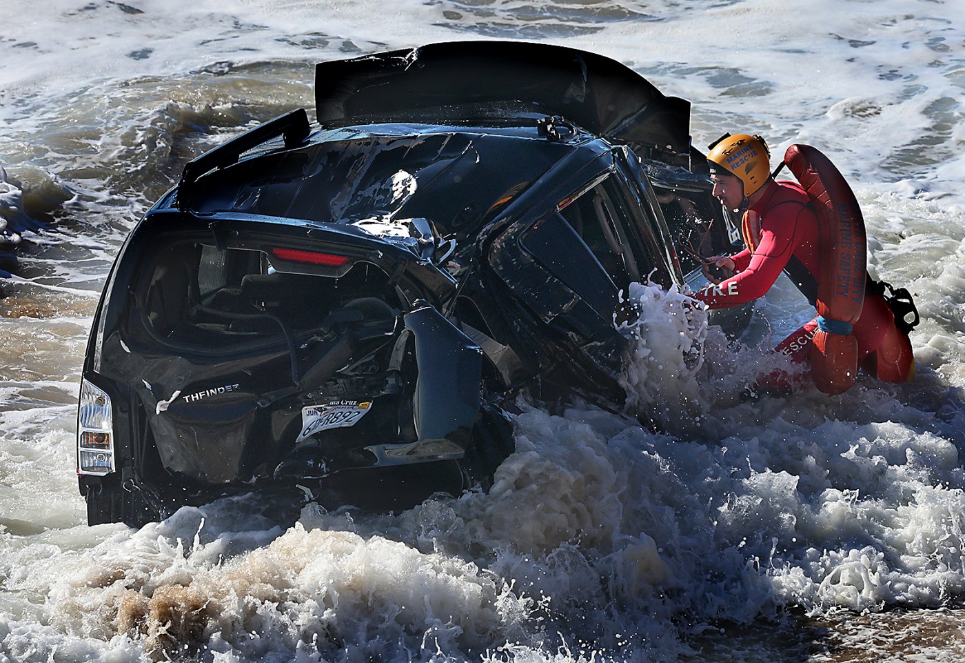 Good Samaritans rescue injured driver in Santa Cruz cliff crash