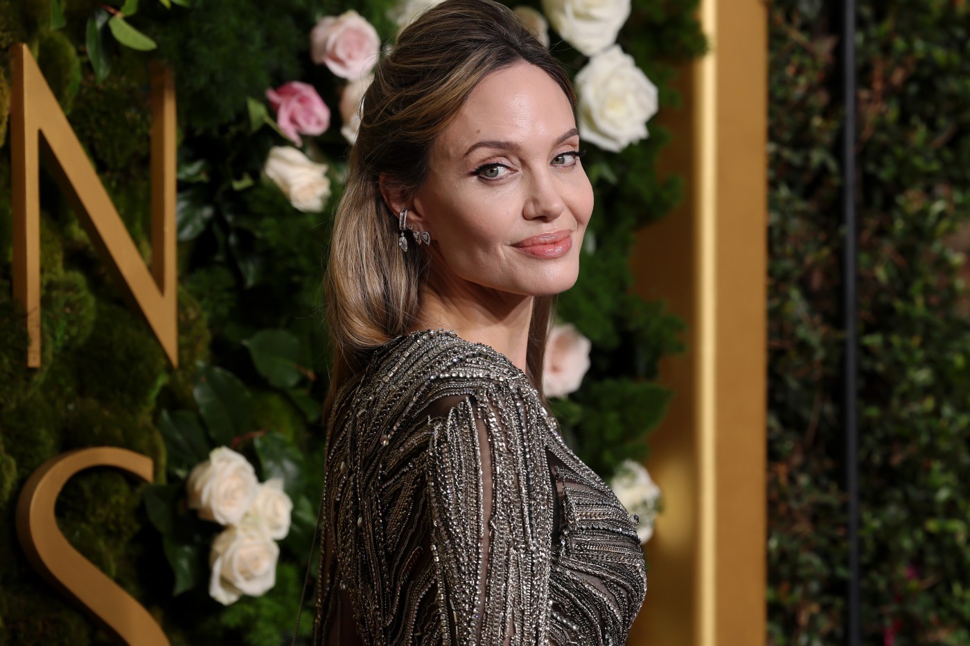 Angelina Jolie uncomfortably avoids Brad Pitt drama on Golden Globes red carpet