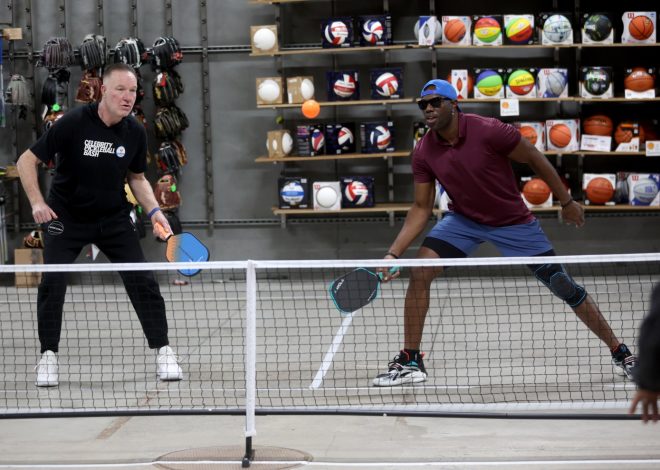 How Hall of Famers Terrell Owens, Chris Mullin are helping pickleball grow