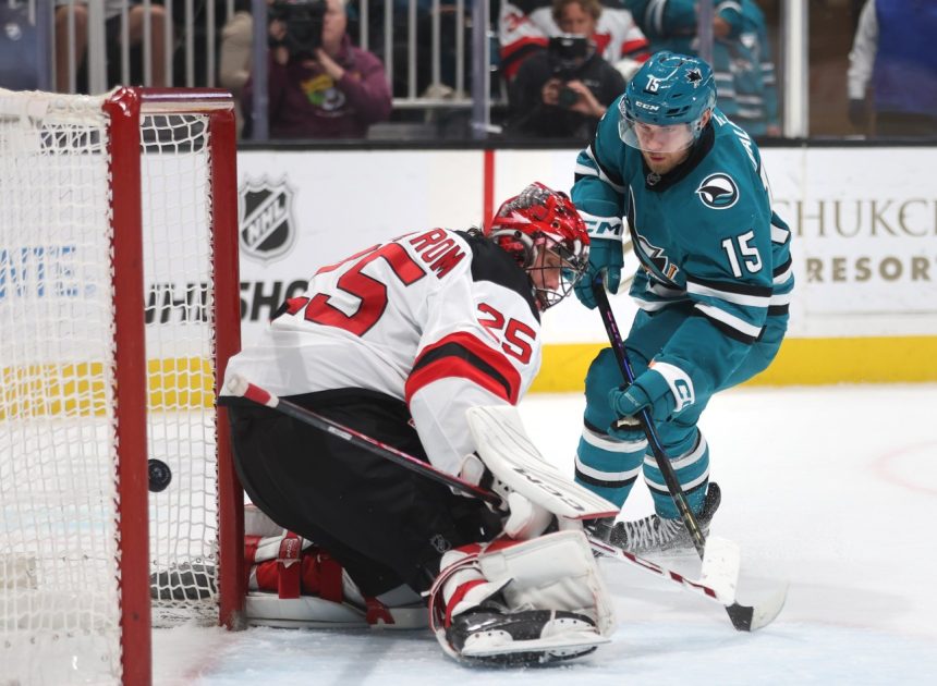 Last-minute goal lifts San Jose Sharks past New Jersey Devils