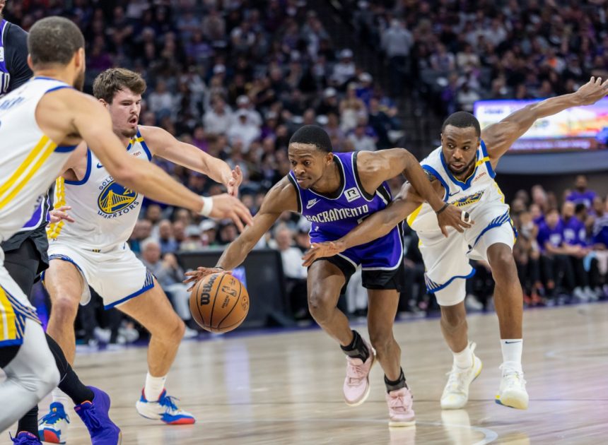 Warriors fade in tale of two halves loss to Kings