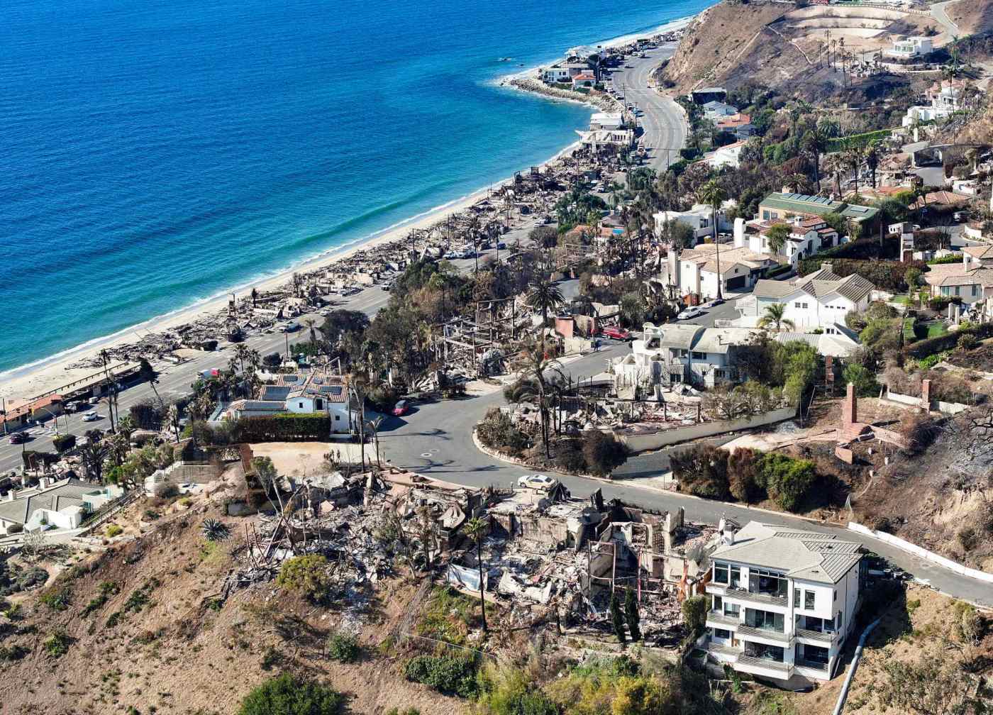 Gov. Newsom orders Coastal Commission to cease ‘erroneous’ guidance on Palisades rebuilding