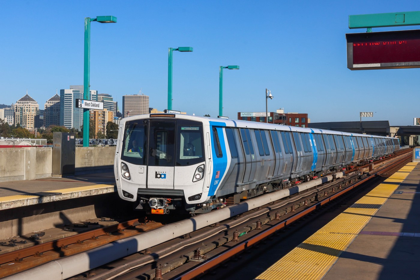 Track equipment problem closes down BART service in East Bay