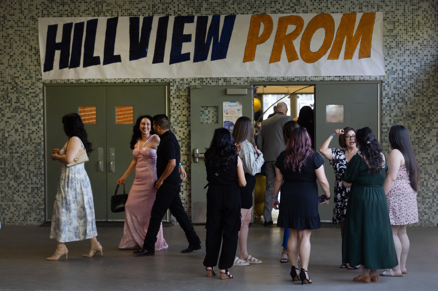 Former students say farewell to Hillview Junior High School gym and cafeteria