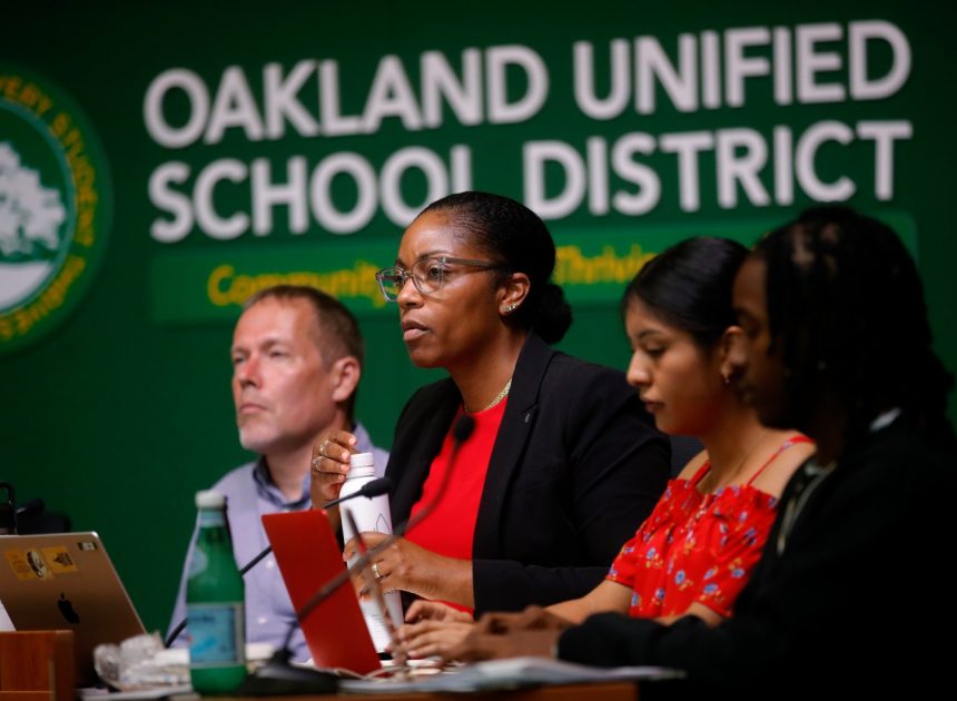 Oakland school board ousts superintendent