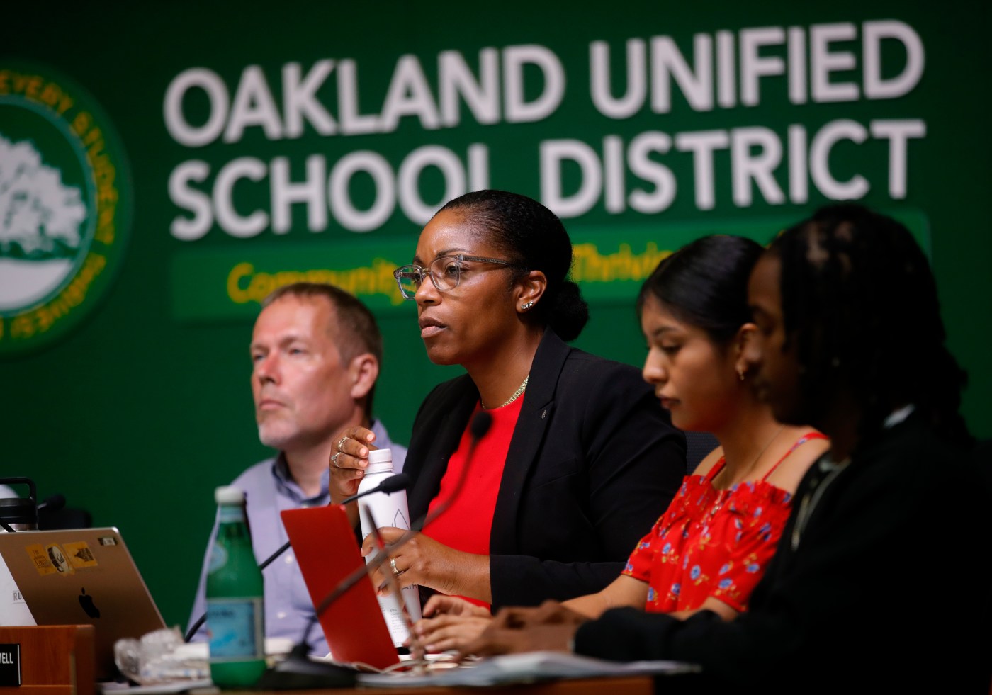 Oakland school board ousts superintendent