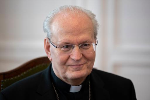 Which cardinals are seen as contenders to be the next pope?