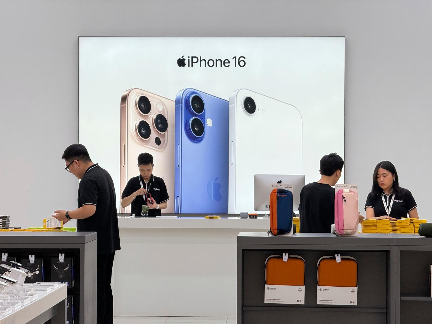 Apple has few incentives to start making iPhones in U.S., despite Trump’s trade war with China