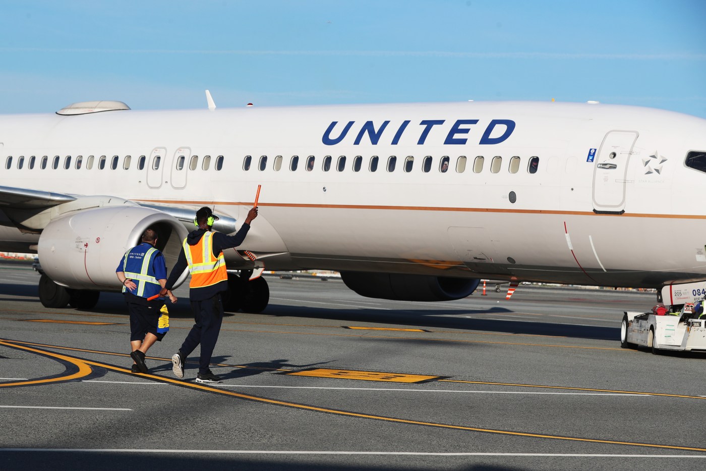 Two United Airlines flights touch wingtips at San Francisco International Airport
