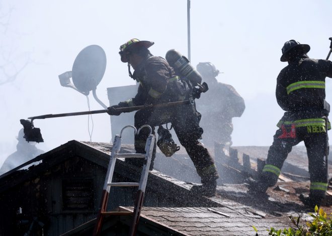 Firefighter injured while battling house fire in Oakland
