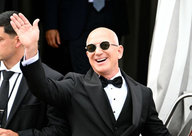 Jeff Bezos ‘really’ wanted Trump at his wedding — but what would Oprah do?