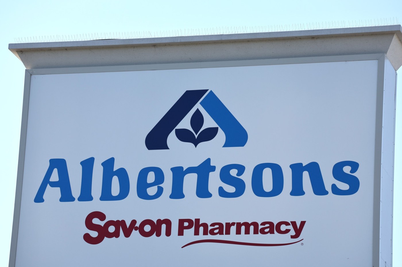 45,000 Southern California grocery workers authorize strike against Albertsons, Kroger