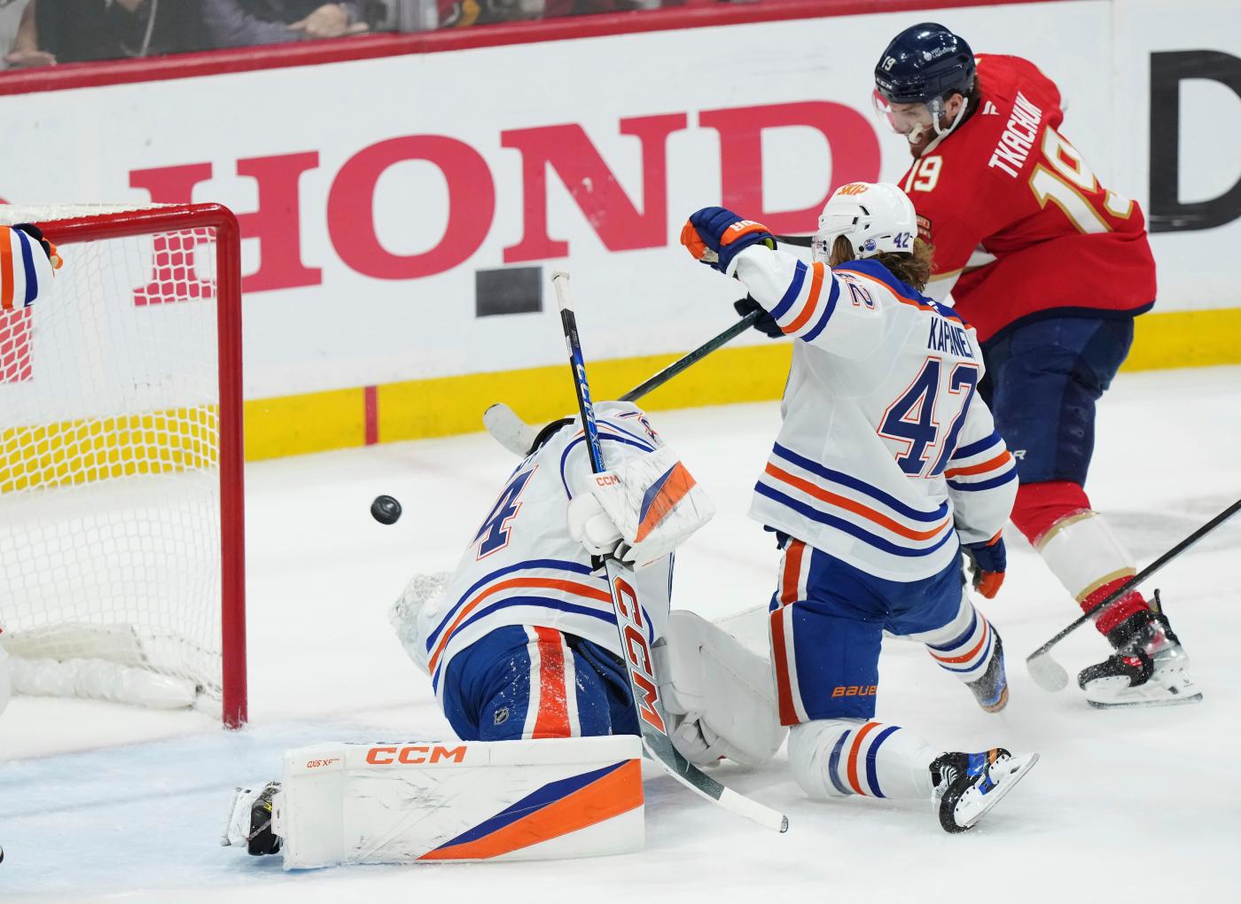 Panthers build and then squander a 3-goal lead against Oilers in Game 4 of Stanley Cup Final